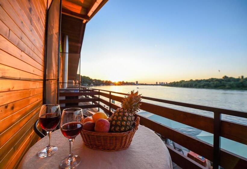 Standard Triple Room with Terrace, San Art Floating Hostel & Apartments