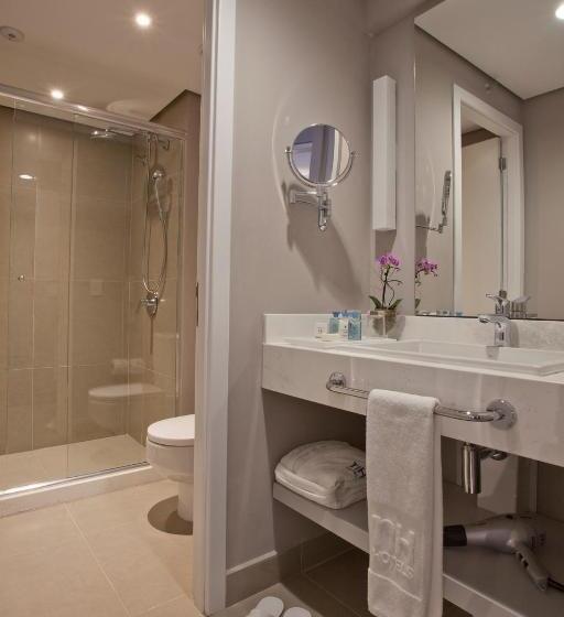 غرفة قياسية ثلاثية, NH Curitiba The Five