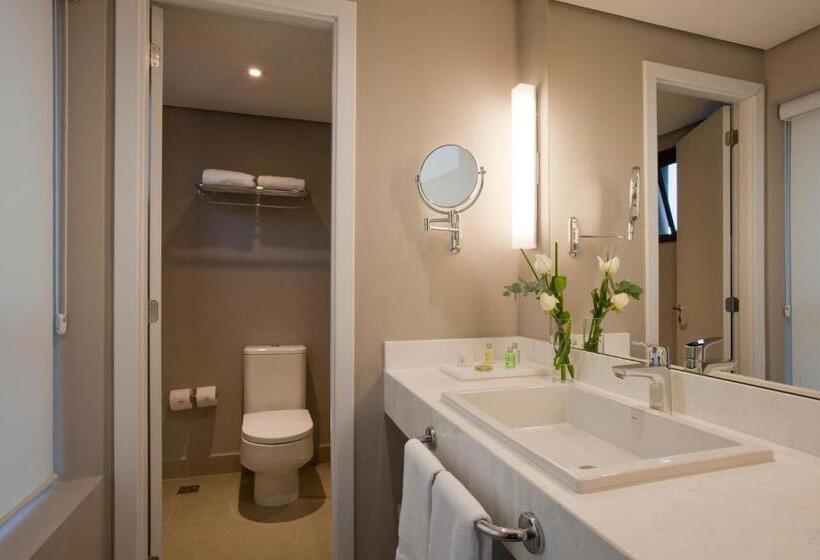 غرفة كومفورت ثلاثية, NH Curitiba The Five