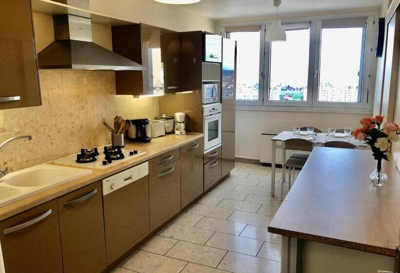 חדר דלוקס עם מרפסת, Chambre Privée En Colocation Villeurbanne Métro Bonnevay