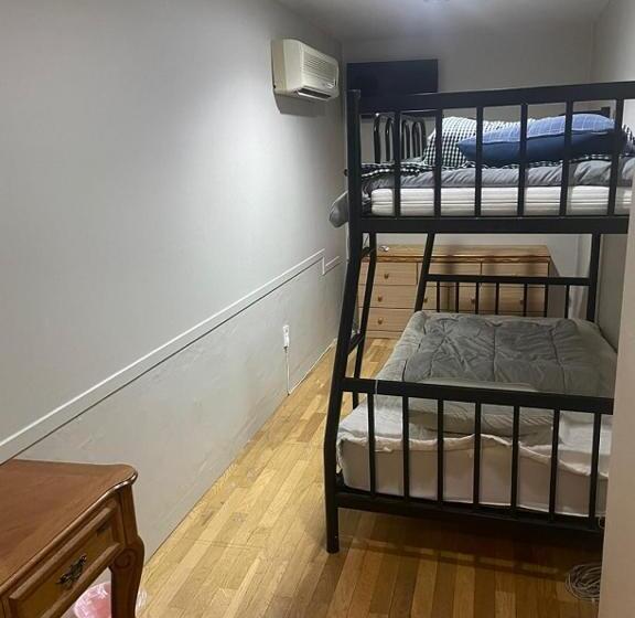 تختخواب در اتاق مشترک, Halla Guest House