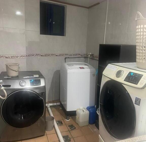 تختخواب در اتاق مشترک, Halla Guest House