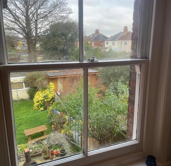 اتاق یک تخته با چشم‌انداز باغ, Central Poole Spacious Room In Edwardian House