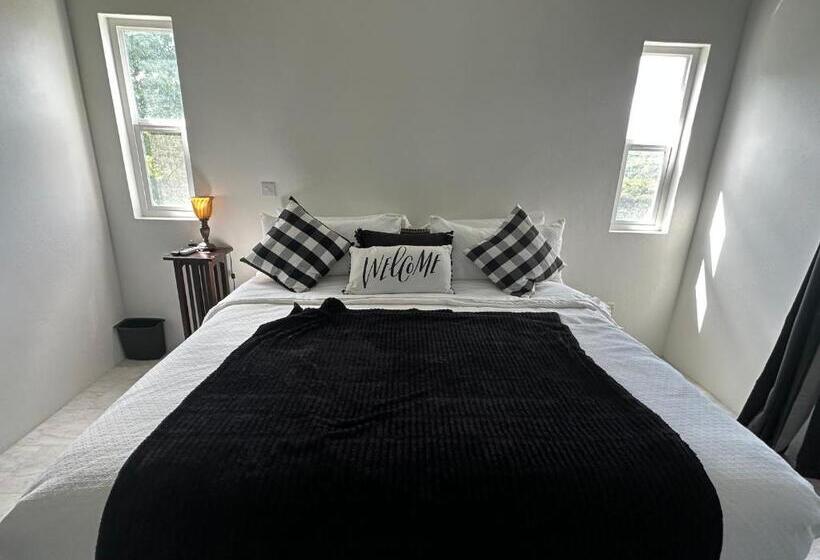 اتاق لوکس با بالکن و چشم‌انداز دریا, Belle La Maye Bed And Breakfast Villa