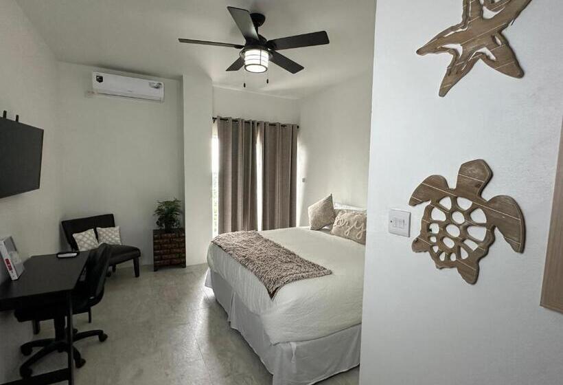 اتاق لوکس با بالکن و چشم‌انداز دریا, Belle La Maye Bed And Breakfast Villa