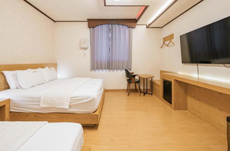 חדר דלוקס, Cf Motel