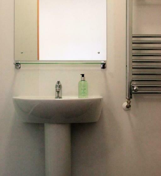 Camera Standard cu Paturi Suprapuse, Black Isle Bar & Rooms