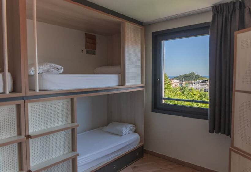 공용 욕실 구비 공동 객실 내의 침대, Koisi Hostel
