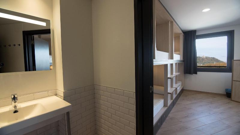 공용 욕실 구비 공동 객실 내의 침대, Koisi Hostel