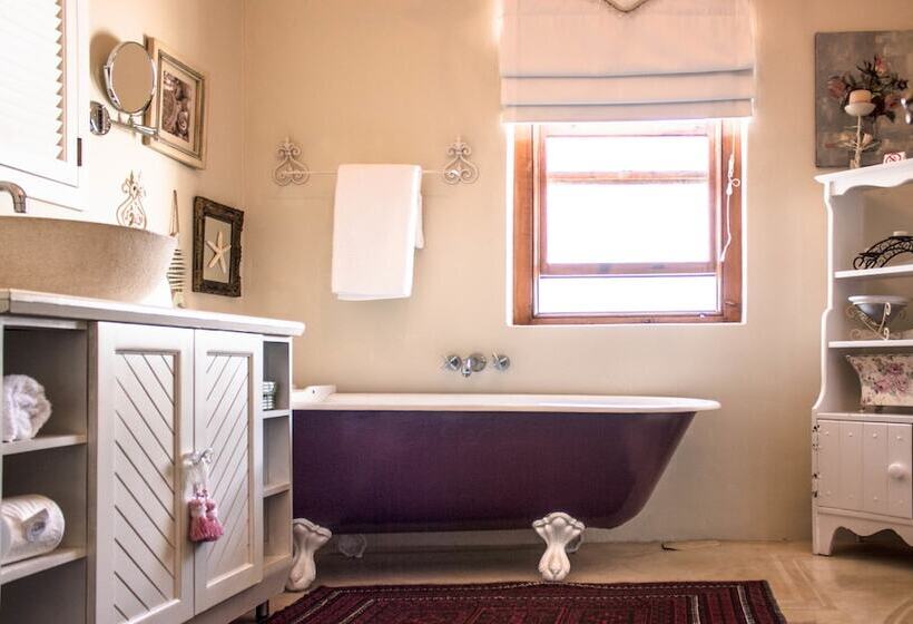 Семейный Номер, Paternoster Manor