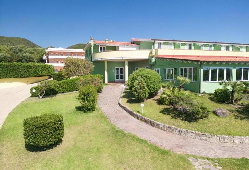 Quarto Triplo Basic, Lu  Hotel Porto Pino