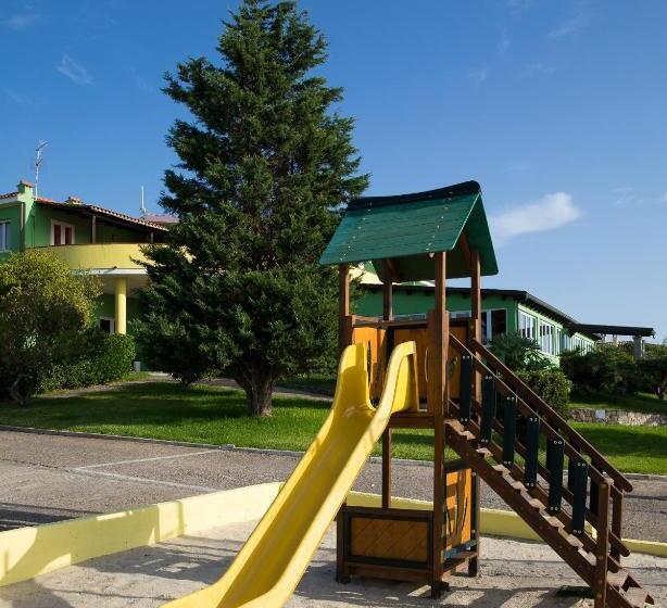 Quarto Quadruple Basic, Lu  Hotel Porto Pino