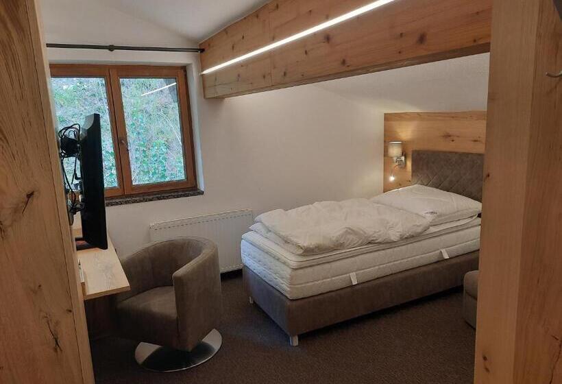 Quarto Estandar Individual, Garni Viktoria