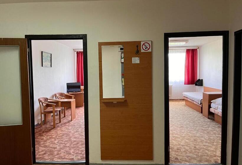 Quarto Triplo Economy, Akadémia