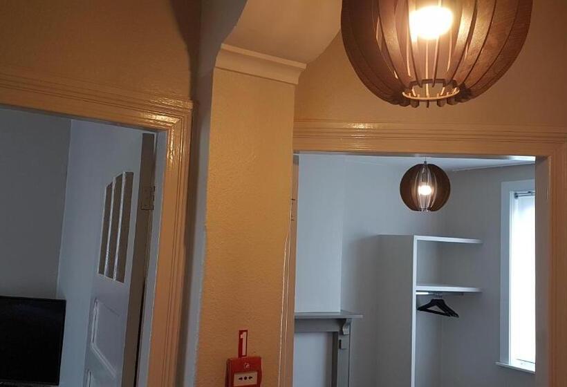سوییت خانوادگی, B&b Charles Cabour