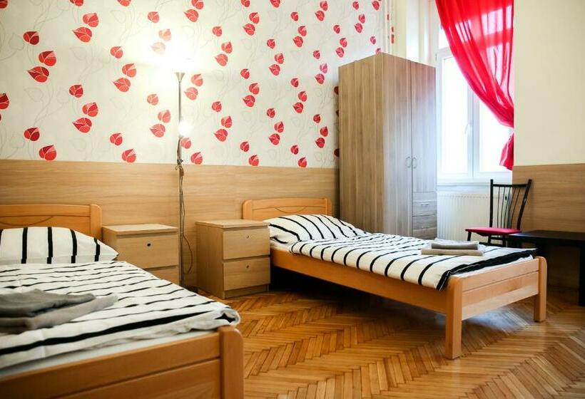 Семейный Номер Economy, East Station Private Rooms & Apartments