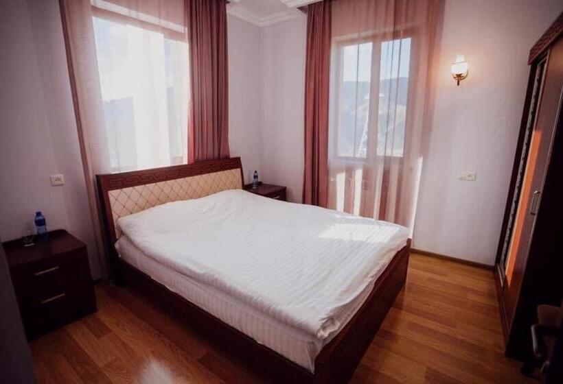 Family Suite, Kefilyan Family