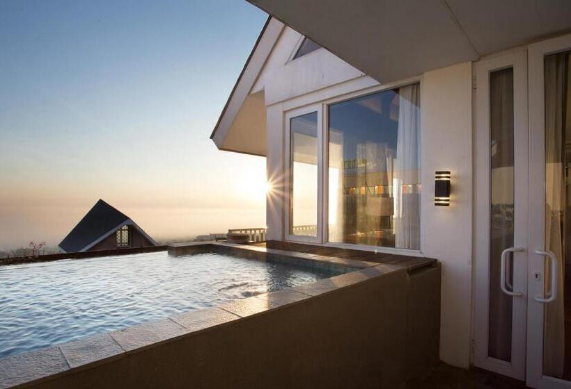 Люкс, Amartahills Hotel And Resort