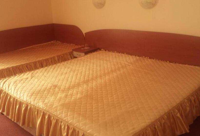 Quarto Triplo Estandar com Sacada, Family Hotel Mimosa