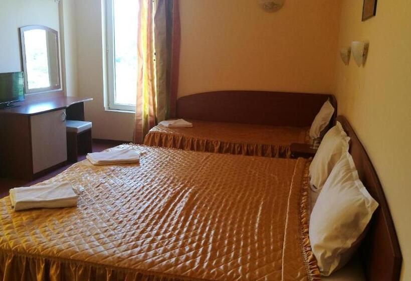 Quarto Triplo Estandar com Sacada, Family Hotel Mimosa