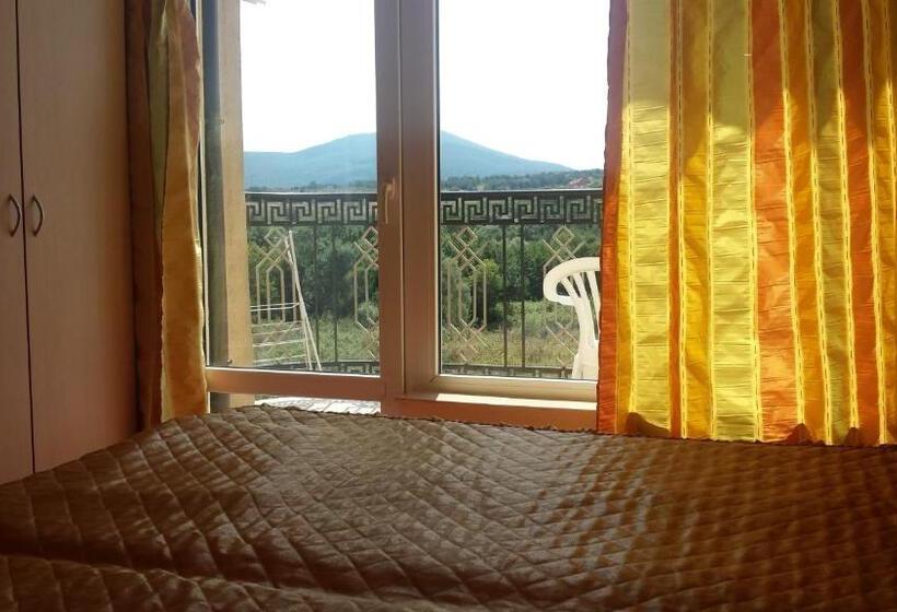 Quarto Triplo Estandar com Sacada, Family Hotel Mimosa