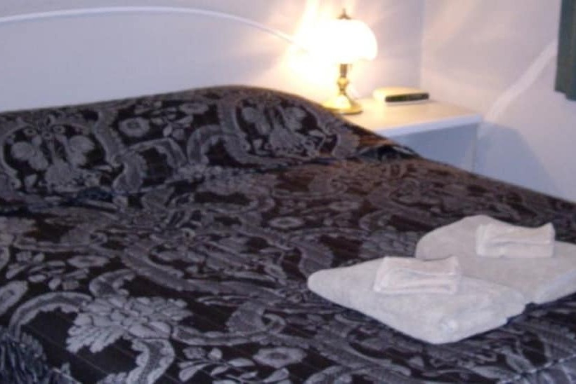 شقة غرفتين, Estelle Kramer Motel