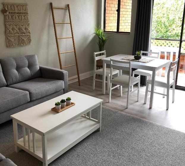 شقة غرفتين, Estelle Kramer Motel