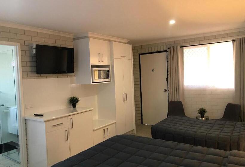 غرفة عائلية, Estelle Kramer Motel
