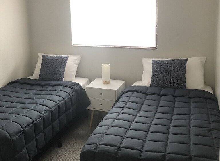شقة غرفتين, Estelle Kramer Motel