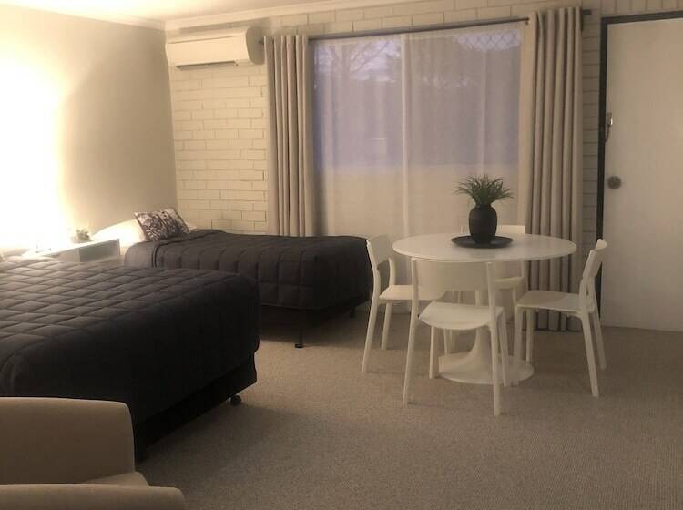 디럭스 룸, Estelle Kramer Motel