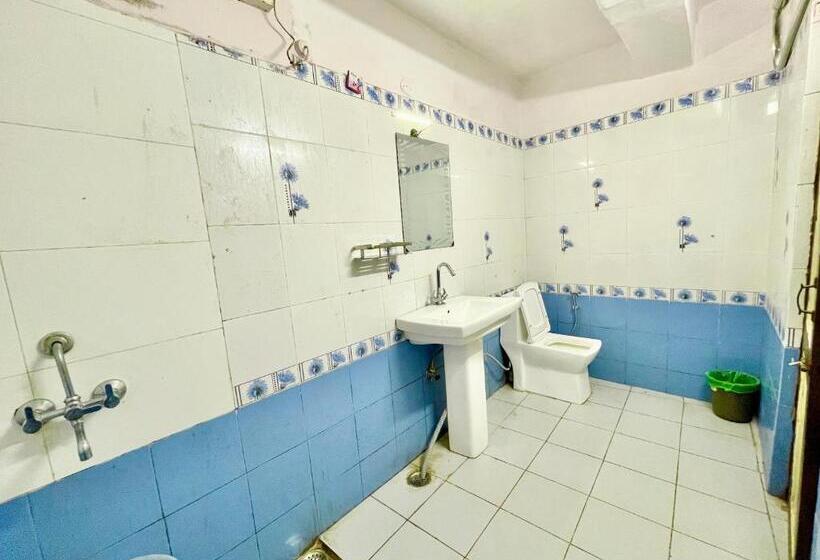 豪华三人间, Central Hotel By Rb Group Mall Road Prime Location In Front Of Naini Lake Hygiene And Spacious Room