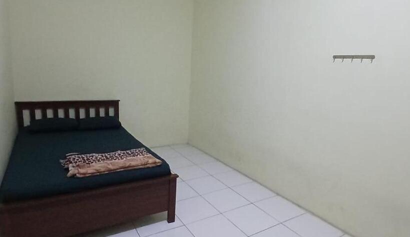 Номер Deluxe Кровать Кинг, Oyo 93861 Adinda Guest House Syariah