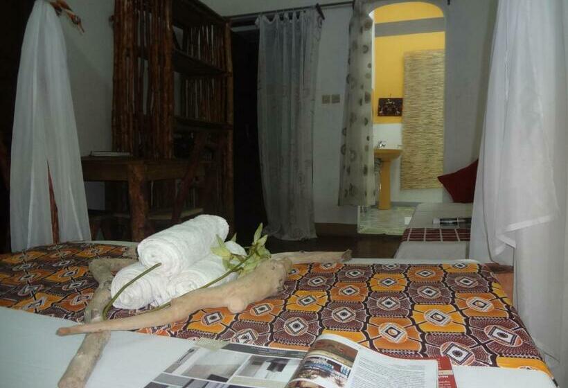 اتاق خانوادگی با چشم‌انداز باغ, Home Sakalava