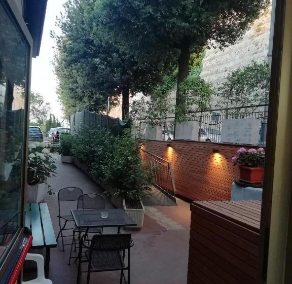 اتاق اکونومی, La Fonte