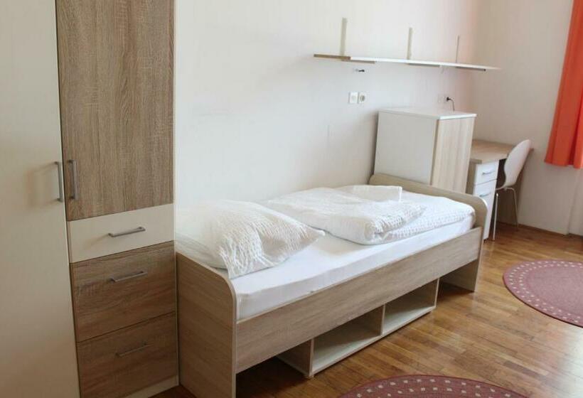 اتاق استاندارد سه تخته با سرویس بهداشتی مشترک, C   Punkt Hostel