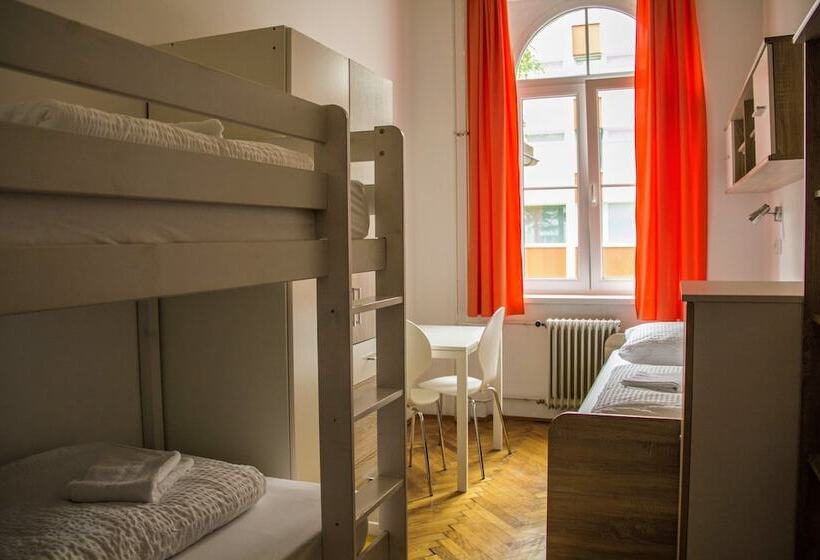 اتاق استاندارد سه تخته با سرویس بهداشتی مشترک, C   Punkt Hostel