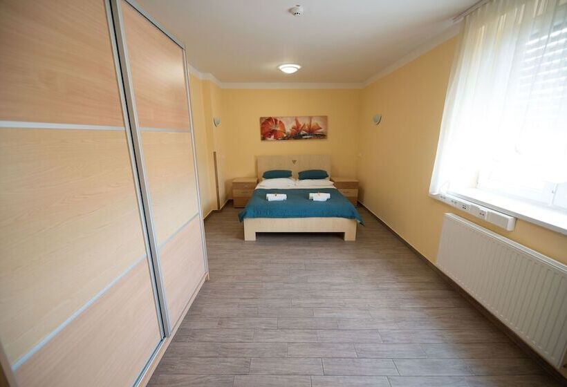 اتاق استاندارد, Hostel M