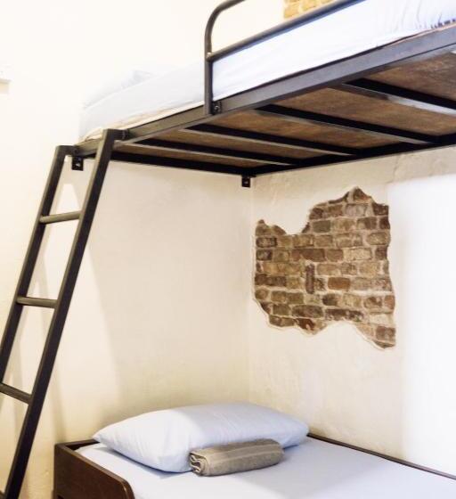 Quarto Triplo Estandar Banheiro Compartilhado, Sojourn Beds & Cafe   Hostel