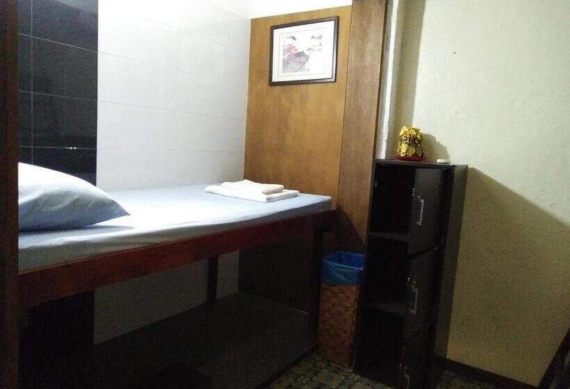 Quarto Triplo Estandar Banheiro Compartilhado, Sojourn Beds & Cafe   Hostel