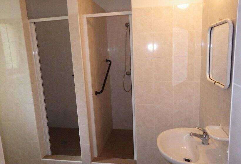 스탠다드 트리픔 룸 공동욕실, Chata Labská   špindlerův Mlýn   Hostel