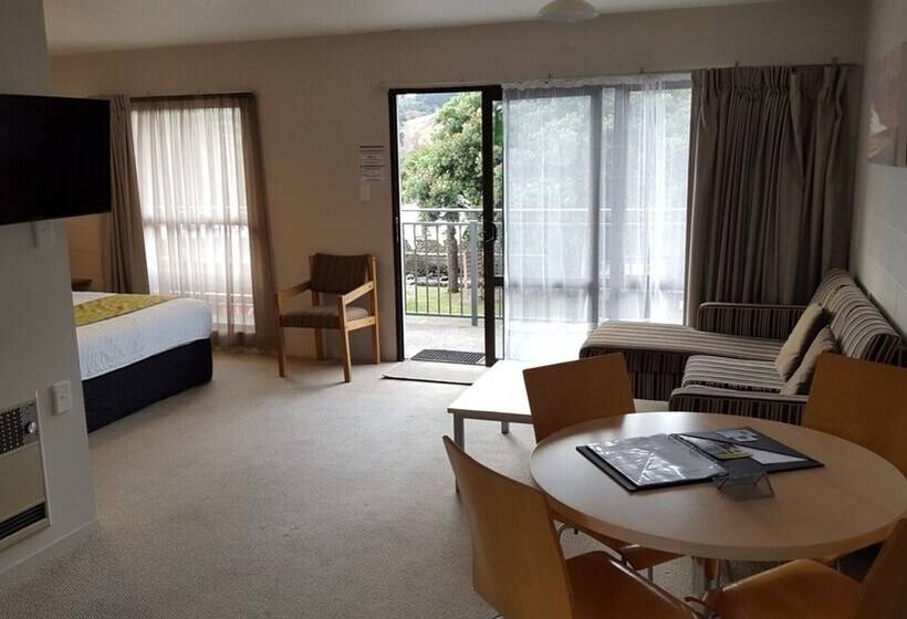 Люкс, Akaroa Waterfront Motels