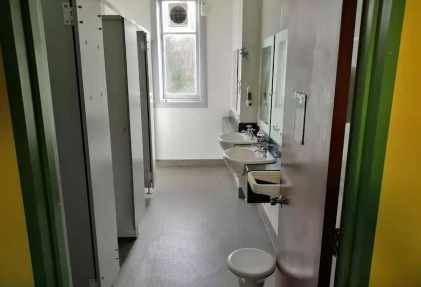 스탠다드 4인용 룸 공용 욕실, Stafford Gables Hostel