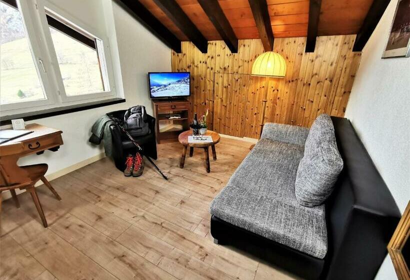 جناح جونيور مزوَّد بشرفة, Alpenblick Leukerbad Therme