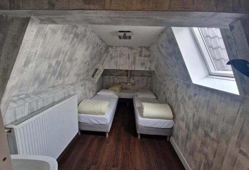 Трехместный Номер Базовый, Amigo Hostel