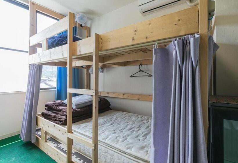 Номер Стандарт Четырехместный Совместный Санузел, Travellersdou Kirinya
