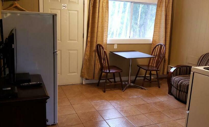 Студия Стандарт, Malahat Bungalows Motel