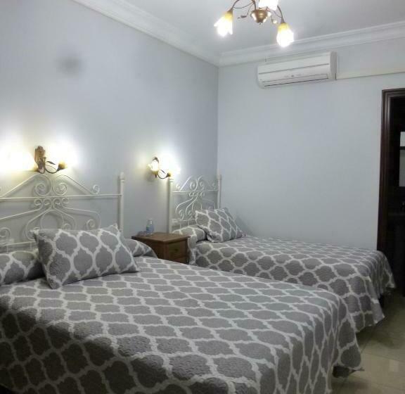 Номер Стандарт Трехместный, Hostal Virgen Del Rocio