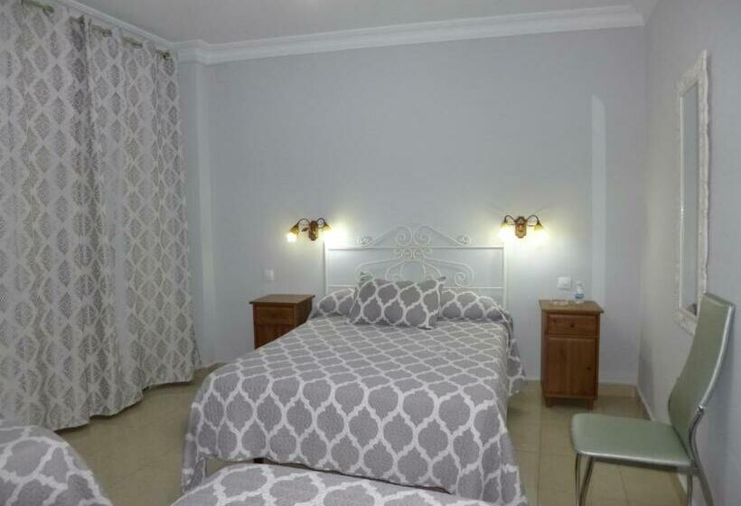 Номер Стандарт Трехместный, Hostal Virgen Del Rocio