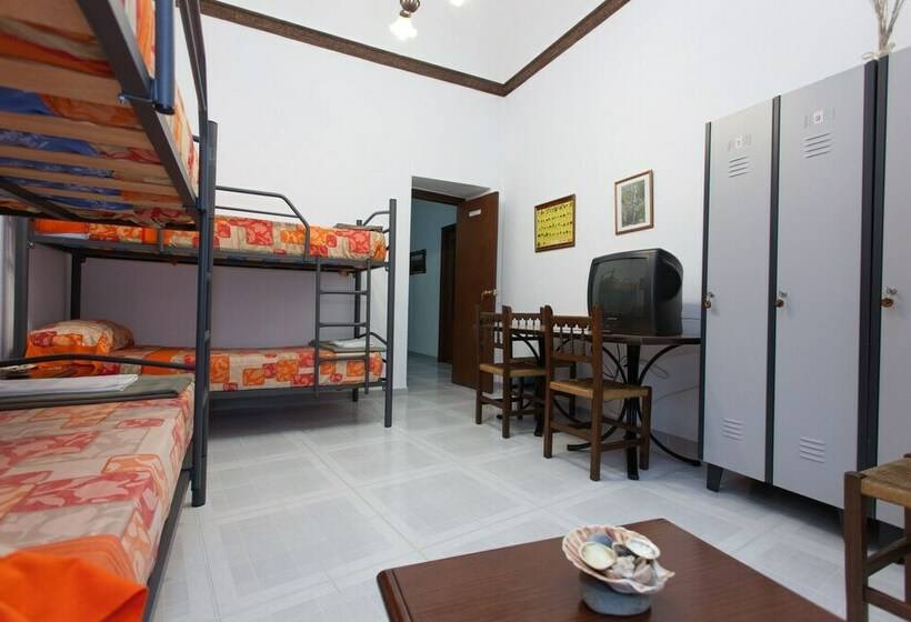 Кровать в Многоместном Номере с Общей Ванной, Extrenatura Alojamiento Albergue   Hostel