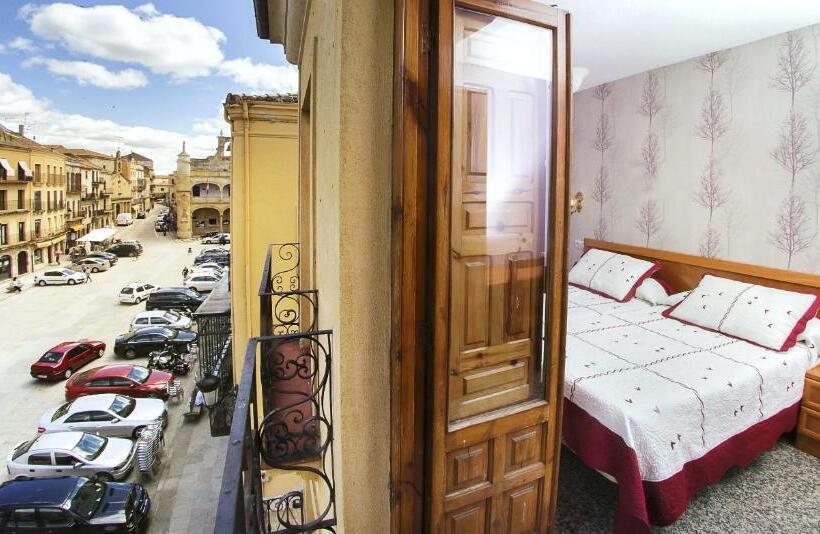 Номер Стандарт с Балконом, Hostal Plaza